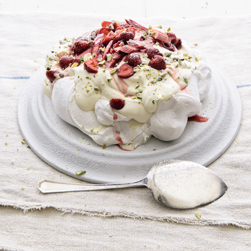 The Pavlova with Strawberries and Rhubarb That's Sure to Please